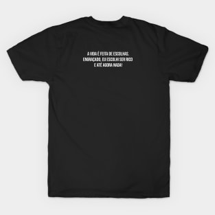 A vida é feita de escolhas. engraçado, eu escolhi ser rico e até agora nada. T-Shirt